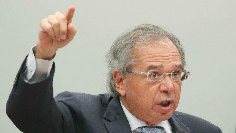 Guedes defende “vale-creche” e imposto para transações bancárias pelo celular