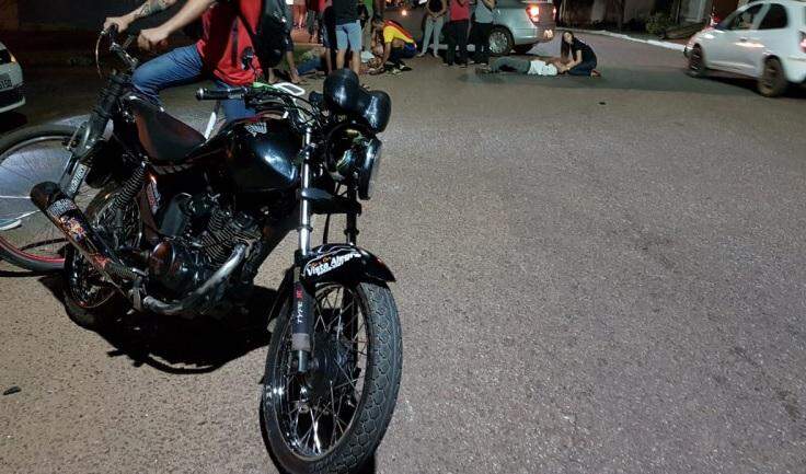 Pedestres e motociclista ficaram feridos. (Foto: PC de Souza/ Edição de Notícias)