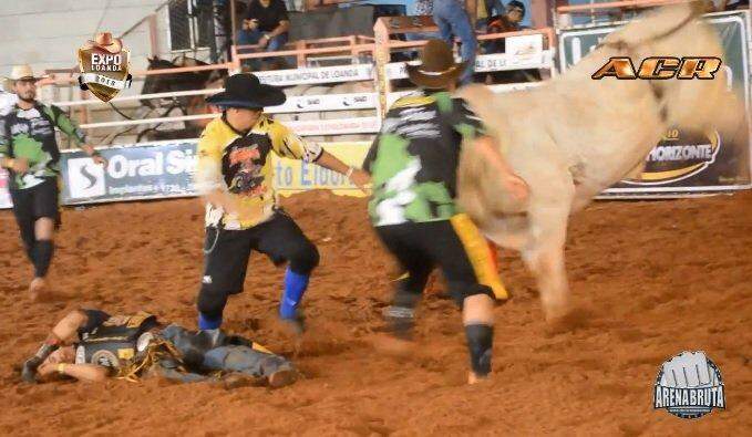 Peão morre pisoteado em Festa do Peão de Rodeio, vídeo!