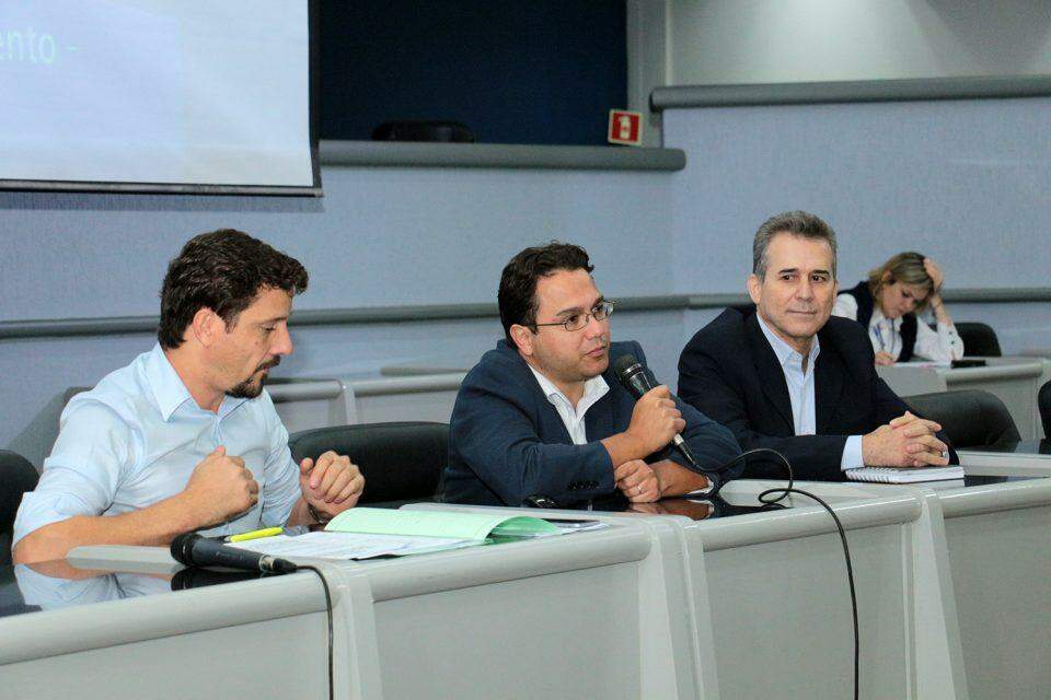 Pedrossian apresenta balanço financeiro durante audiência. (Foto: Divulgação/CMCG)