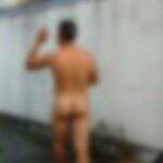 Homem é flagrado nu após ser obrigado a deixar roupas como garantia de pagamento em bar