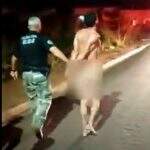 VÍDEO: polícia flagra homem andando pelado na Guaicurus durante toque de recolher