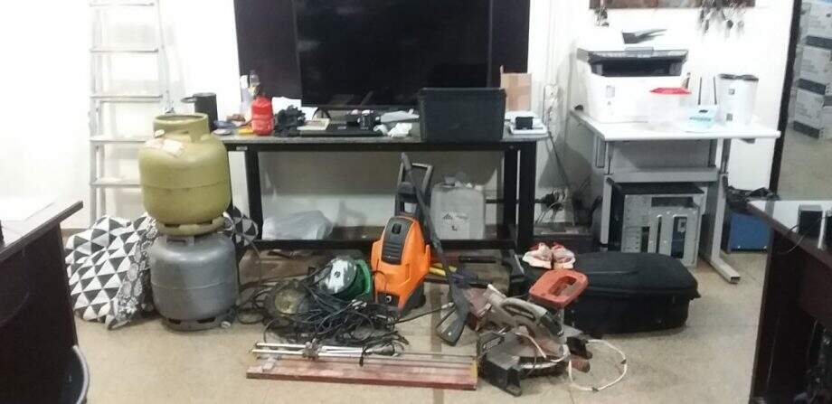Polícia faz pente fino em residência de Dourados, prende 4 e recupera produtos furtados