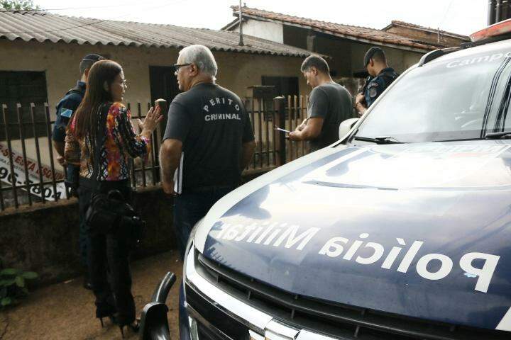 Policiais e peritos em frente ao imóvel onde vítima foi encontrada. Foto: Minamar Júnior