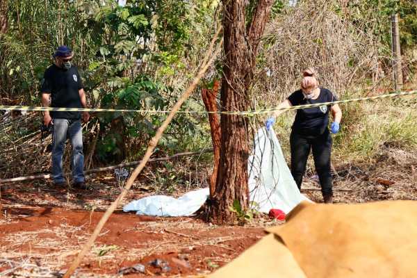 Vítima foi morta a facadas no terreno de uma casa