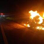 Camionete capota e pega fogo em rodovia após roubo e perseguição por 20 Km