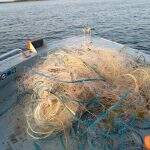 Polícia fiscaliza embarcações e apreende 50 metros de redes e solta 30 kg de pescado