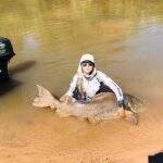 Dentista fisga jaú de 80 kg e 2 metros em rio de Mato Grosso do Sul