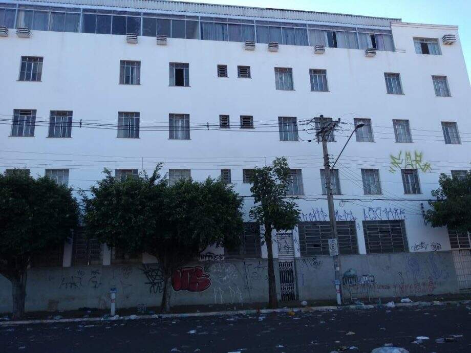 VÍDEO: rapaz é detido depois de escalar e pichar parede do Hotel Gaspar