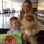 Criança pinta quadros para alimentar cães e gatos de abrigo.
