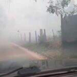 VÍDEO: Moradores tentam apagar incêndio na estrada da reserva de Piraputanga