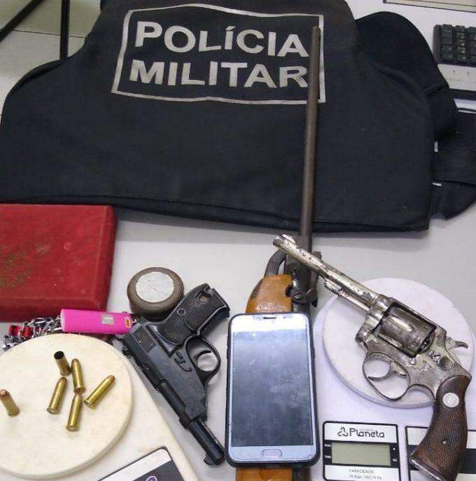 Suspeito de ameaçar matar criança é preso com armas e drogas em Campo Grande
