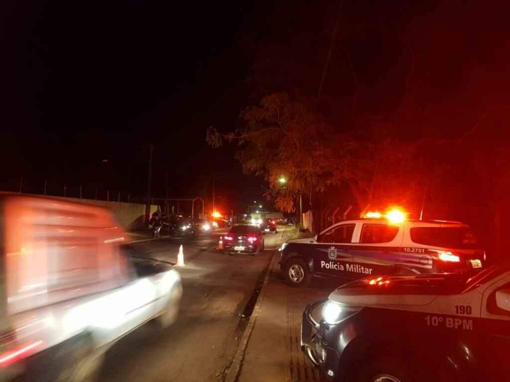 Policiais do 10° durante fiscalização. Foto: Divulgação