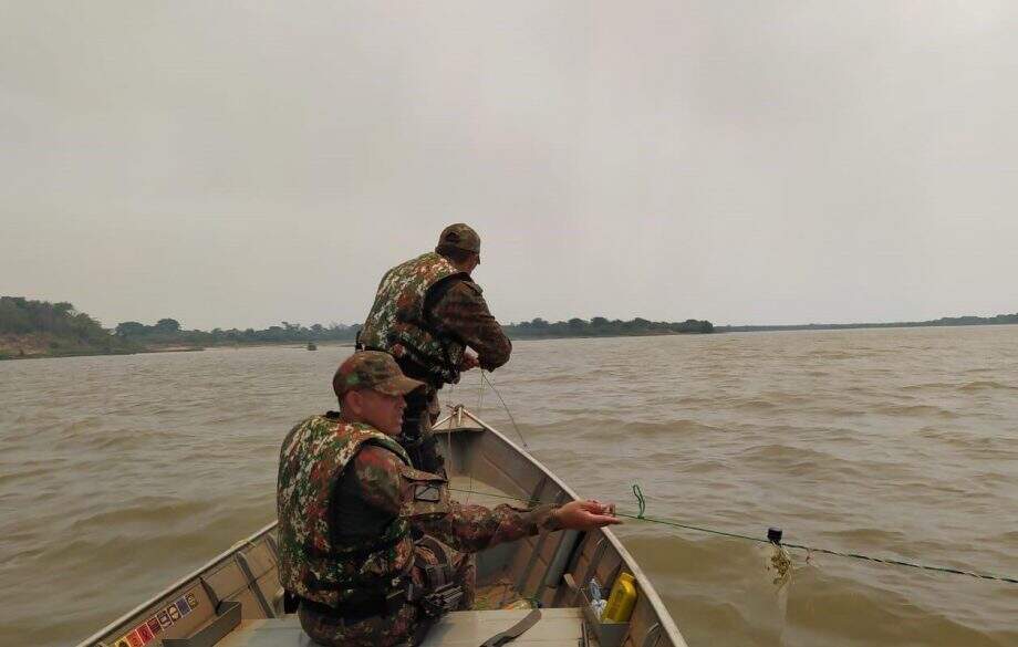 Durante operação, PMA apreende anzóis e rede de pesca de quase 240 metros no Rio Paraguai