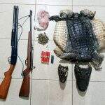 Caçador ilegal é preso com pele de jacaré, armas e 165 munições