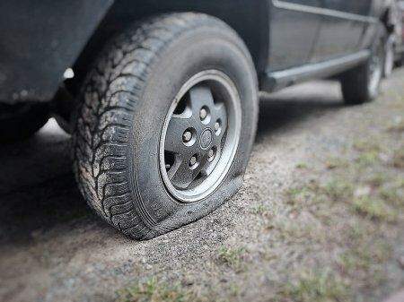 Vai pegar estrada? PRF orienta como fazer troca emergencial de pneu furado na rodovia
