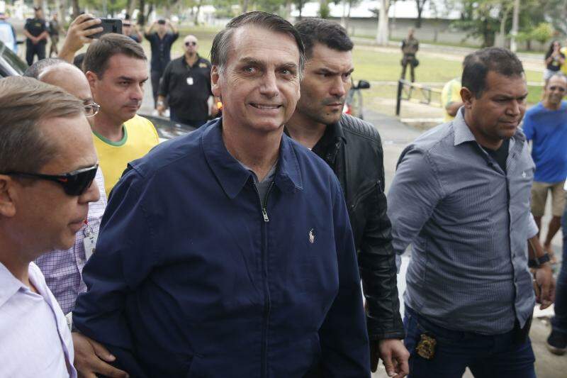Bolsonaro passa por consulta média para verificar hérnia