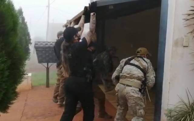 VÍDEO: Na fronteira, polícia fecha entreposto de maconha que atendia facções do Brasil