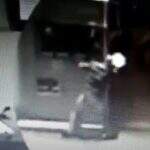 VÍDEO: imagens mostram ladrão sendo morto por policial durante tentativa de assalto