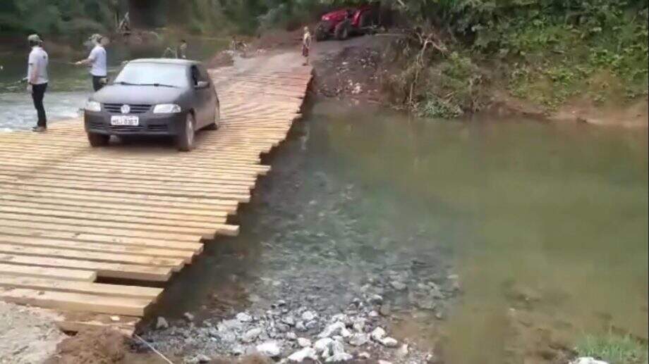 VÍDEO: Após queda de ponte, prefeitura entrega passarela provisória em Bodoquena