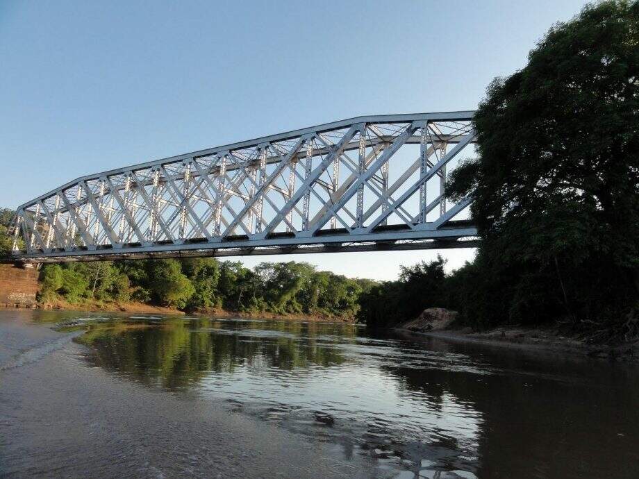 Corpo do jovem foi encontrado próximo a ponte de ferro no rio Aquidauana. (Foto: Divulgação)