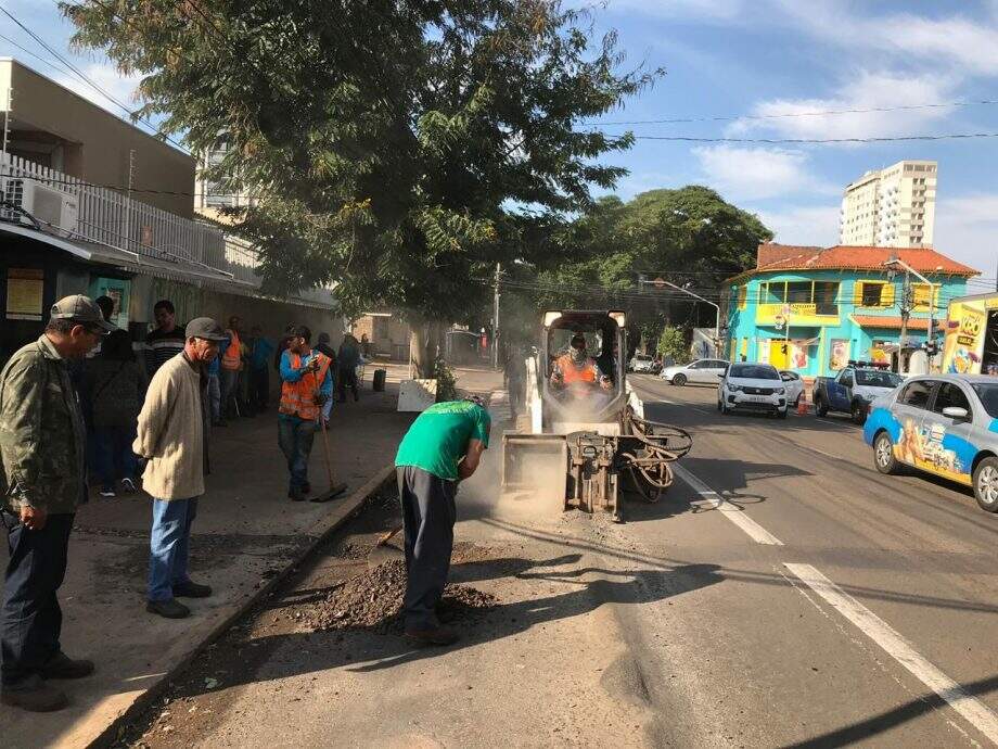 Após reportagem, Prefeitura cobra e Águas Guariroba fecha buraco em frente a Peg Fácil