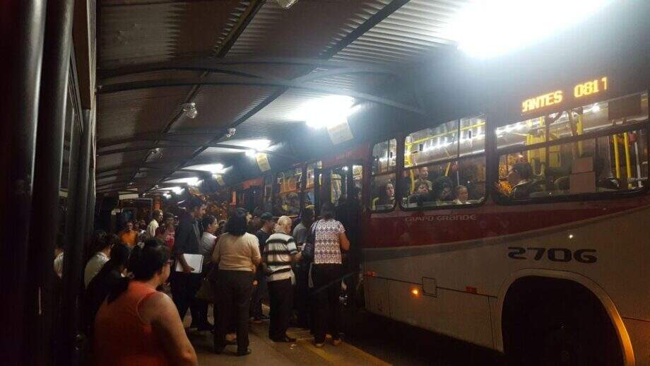 Passageiros temem a falta de ônibus se greve continuar na próxima semana