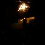 VÍDEO: curto-circuito causa incêndio em fiação de poste na Rachel de Queiroz