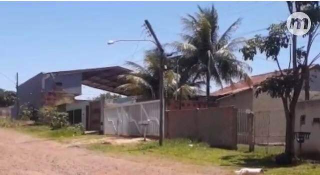 VÍDEO: poste de luz pega fogo, ameaça cair e moradores deixam casas em Campo Grande