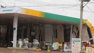 Cobertura de posto de combustíveis de Nova Andradina desabou durante temporal