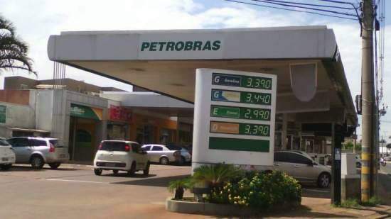 Com caminhoneiros parados, Petrobras anuncia redução no preço do diesel