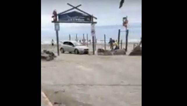 VÍDEO: Casal invade praia de Peruíbe (SP) com carro e é atacado com pedras