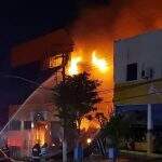 VÍDEO: Prédio em chamas desaba e deixa bombeiros feridos em Cuiabá