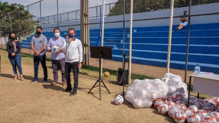 No mês do aniversário de Campo Grande, Prefeitura entrega 110 bolas de futebol para escolinha