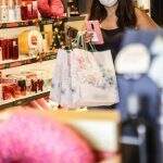 Consumidores devem gastar até R$ 100 com ‘lembrancinha’ às mulheres, diz pesquisa