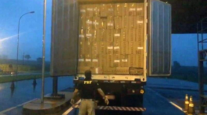 PRF apreende 700 mil maços de cigarros contrabandeados em baú de caminhão