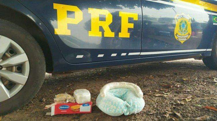 Com 2 kg de cocaína em travesseiro e lasanha, boliviano é preso pela PRF na BR-262