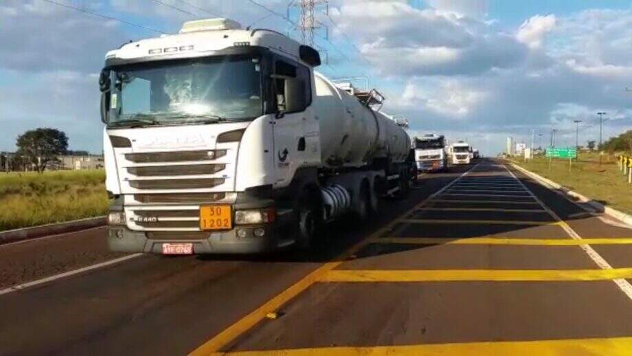 PRF diz que já resgatou 350 caminhões dos pontos de bloqueios de MS