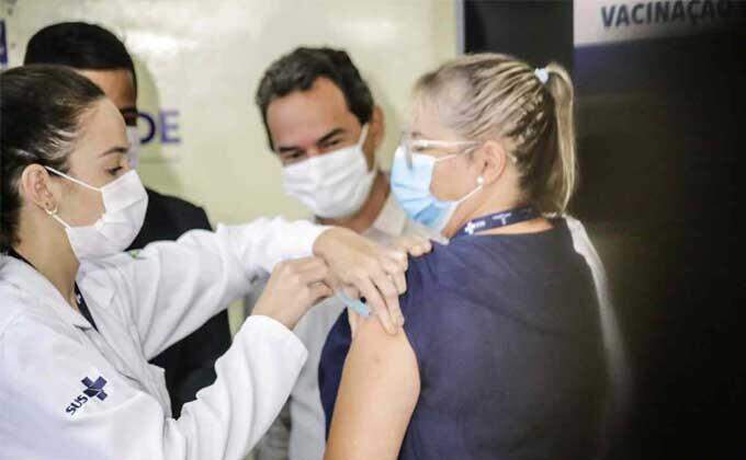 Número de vacinados contra a covid-19 no Brasil ultrapassa 5,6 milhões