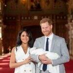 Príncipe Harry ganha roupa de bebê em primeiro dia de trabalho como pai