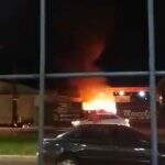 VÍDEO: incêndio destrói carros em oficina mecânica na Avenida Guaicurus