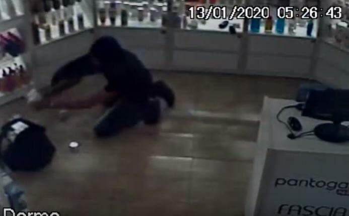 VÍDEO: Bandido encapuzado levou 1 minuto para furtar farmácia na Afonso Pena