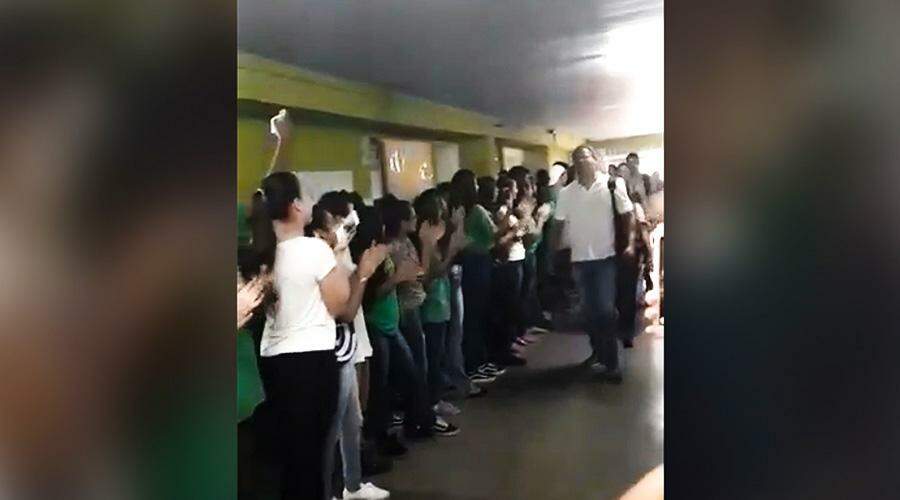 VÍDEO: Alunos homenageiam professores após ameaça de ataque em Campo Grande