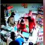VÍDEO: Imagens mostram bandidos invadindo mercado e apontando arma para criança
