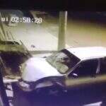 VÍDEO: motorista perde controle e derruba portão de marmoraria