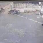 VÍDEO: Em segundos, ladrão furta moto e sai ‘guinchado’ pelo comparsa de Biz