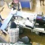 VÍDEO: Ex-funcionário é preso por ajudar comparsas em assalto a supermercado