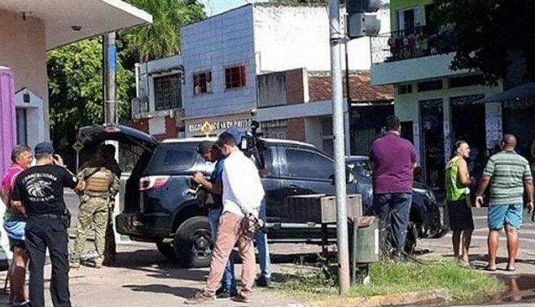 Polícia Civil durante prisões em Corumbá. (Foto: Diário Corumbaense)