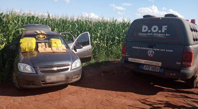 Traficante foge do DOF e abandona carro furtado com meia tonelada de maconha