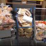 Mercado é flagrado com pães e bolos mofados em fiscalização do Procon